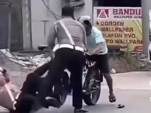 Viral Pengendara Motor Tabrak Kasatlantas Polres Berau Saat Operasi Patuh