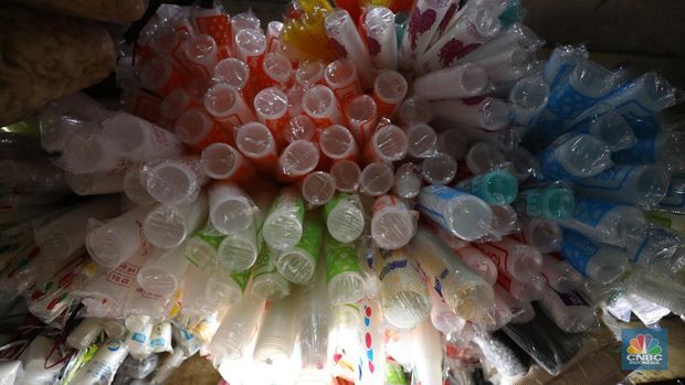 Penjual melayani pembeli di toko plastik kawasan Jakarta, Kamis (25/7/2024). (CNBC Indonesia/Tri Susilo)