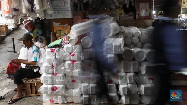 Penjual melayani pembeli di toko plastik kawasan Jakarta, Kamis (25/7/2024). (CNBC Indonesia/Tri Susilo)