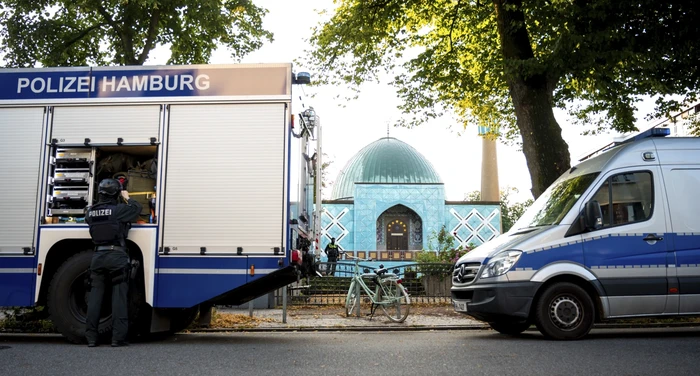 Polisi Jerman di sekitar Islamic Center Hamburg dan Masjid Imam Ali saat penggeledahan pada Rabu (24/7/2024).