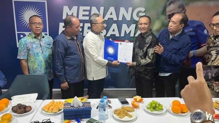 Penyerahan surat keputusan (SK) dukungan format B.1-KWK dari PAN untuk Natsir Ali pada Pilkada Selayar 2024.