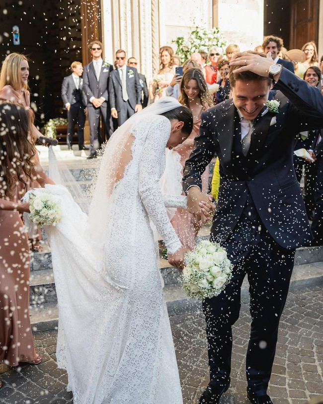 Pria Italia tersebut melangsungkan akad di gereja katedral Grosseto yang indah dan bersejarah. Ketika itu, pernikahannya dirayakan oleh dari orang-orang sekitar. Dalam video yang beredar, banyak orang sudah menunggu untuk melihat Chiesa di hari pernikahannya.  Foto: Instagram @lucybramani