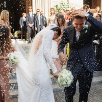 Pria Italia tersebut melangsungkan akad di gereja katedral Grosseto yang indah dan bersejarah. Ketika itu, pernikahannya dirayakan oleh dari orang-orang sekitar. Dalam video yang beredar, banyak orang sudah menunggu untuk melihat Chiesa di hari pernikahannya.  Foto: Instagram @lucybramani