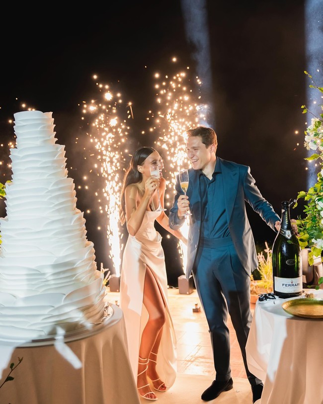 Lucia mengenakan beberapa busana di hari pernikahan. Saat resepsi, ia tampak dengan gaun putih strapless dengan belahan tinggi yang lebih kasual. Foto: Instagram @lucybramani