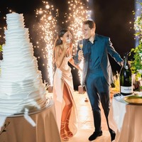 Lucia mengenakan beberapa busana di hari pernikahan. Saat resepsi, ia tampak dengan gaun putih strapless dengan belahan tinggi yang lebih kasual. Foto: Instagram @lucybramani