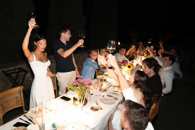 Pasangan tersebut menggelar serangkaian acara untuk merayakan kehidupan baru mereka. Di hari sebelumnya, Chiesa dan teman-teman mengadakan perjamuan makan malam.  Foto: Instagram @lucybramani