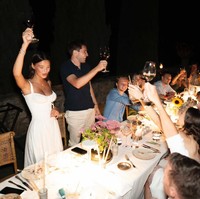 Pasangan tersebut menggelar serangkaian acara untuk merayakan kehidupan baru mereka. Di hari sebelumnya, Chiesa dan teman-teman mengadakan perjamuan makan malam.  Foto: Instagram @lucybramani