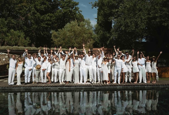 Sedangkan di hari setelahnya, mereka menggelar pesta di siang hari dengan dress code putih. Foto: Instagram @lucybramani
