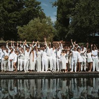 Sedangkan di hari setelahnya, mereka menggelar pesta di siang hari dengan dress code putih. Foto: Instagram @lucybramani