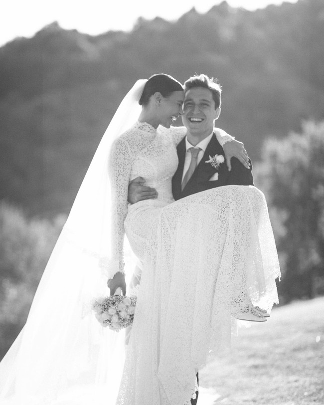 Selain Kai Havertz, pesepakbola lain yang menikah setelah laga Euro 2024 adalah Federico Chiesa. Pemain Juventus tersebut baru-baru ini meminang kekasihnya, Lucia Bramani setelah dua tahun pacaran. Foto: Instagram @lucybramani