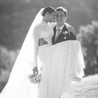 Selain Kai Havertz, pesepakbola lain yang menikah setelah laga Euro 2024 adalah Federico Chiesa. Pemain Juventus tersebut baru-baru ini meminang kekasihnya, Lucia Bramani setelah dua tahun pacaran. Foto: Instagram @lucybramani