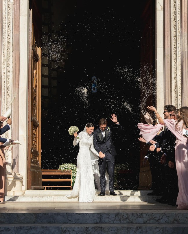 Dalam foto, Lucia sendiri tampak menawan mengenakan gaun pengantin yang klasik. Ia memilih dress putih berlapis renda yang dipadukan dengan veil.  Foto: Instagram @lucybramani