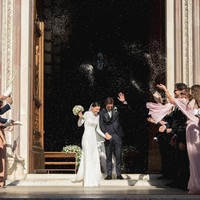 Dalam foto, Lucia sendiri tampak menawan mengenakan gaun pengantin yang klasik. Ia memilih dress putih berlapis renda yang dipadukan dengan veil.  Foto: Instagram @lucybramani