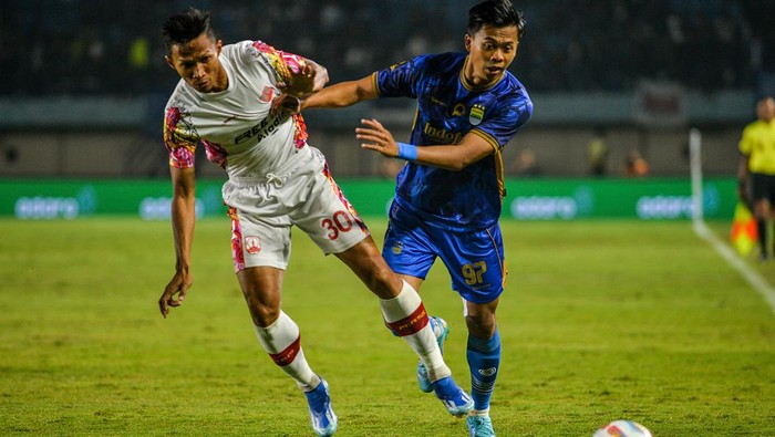 Pesepak bola Persib Bandung Edo Febriansah (kanan) berebut bola dengan pesepak bola Persis Solo Ripal Wahyudi (kiri) pada laga kedua Grup A Piala Presiden di Stadion Si Jalak Harupat, Kabupaten Bandung, Jawa Barat, Kamis (25/7/2024). ANTARA FOTO/Raisan Al Farisi/aww.