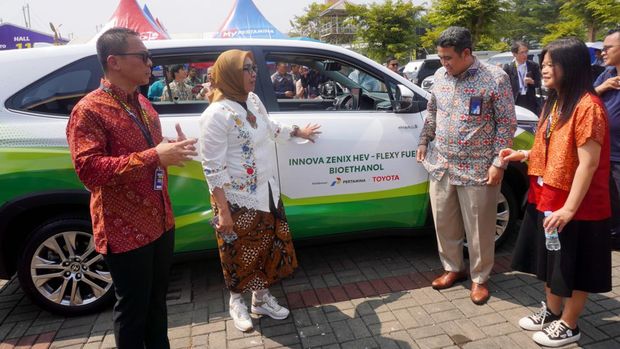 Pertamina Uji Coba Bioetanol 100 Persen di Mobil Toyota Pertamina Uji Coba Bioetanol 100 Persen di Mobil Toyota