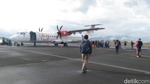 Pesawat Wings Air saat berada di Bandara Sultan Muhammad Salahuddin Bima, NTB. (Foto: Rafiin/detikBali)