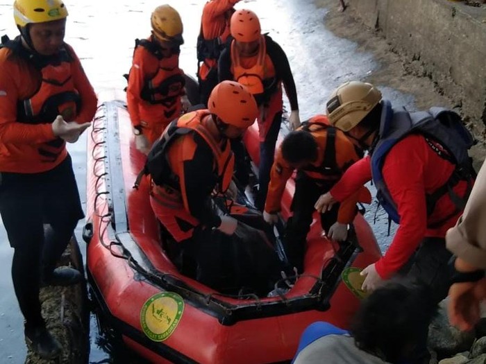 Petugas gabungan SAR mengevakuasi jasad korban tenggelam di sungai Cimanuk