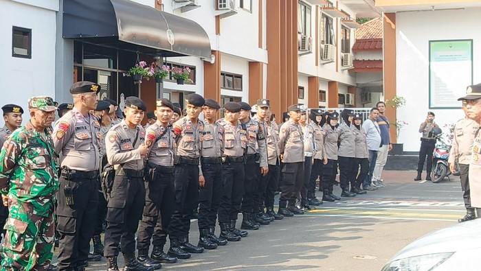 Petugas keamanan dikerahkan mengamankan jalannya persidangan putusan Yosep Hidayah di PN Subang, Kamis (25/7/2024).