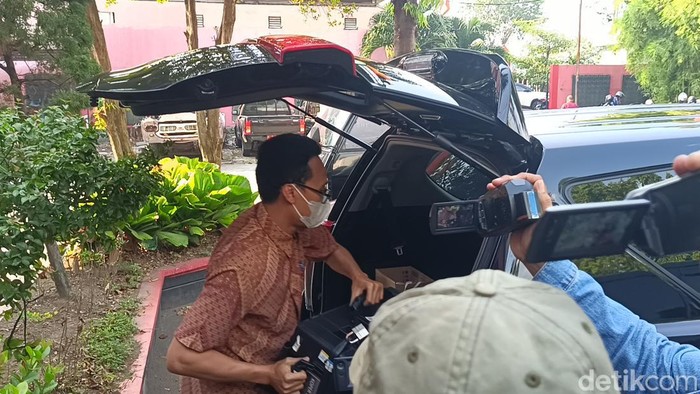 Petugas KPK membawa barang-barang hasil penggeledahan di Damkar Semarang, Kamis (25/7/2024).