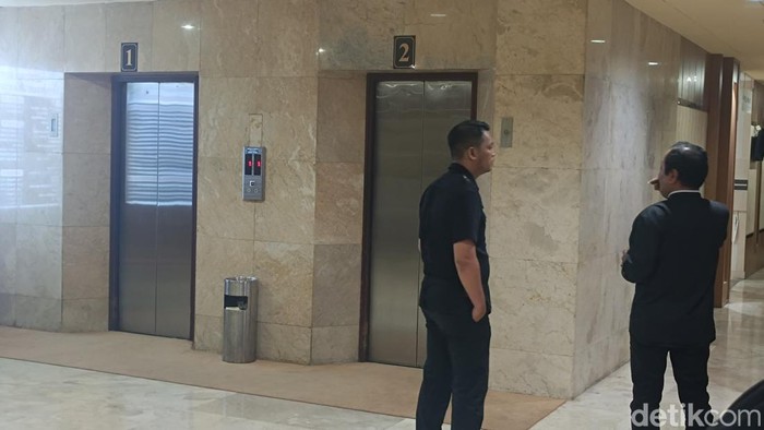 Petugas menjaga area gedung DPRD Jateng saat KPK melakukan penggeledahan, Kamis (25/7/2024).