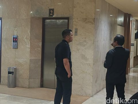 Petugas menjaga area gedung DPRD Jateng saat KPK melakukan penggeledahan, Kamis (25/7/2024).