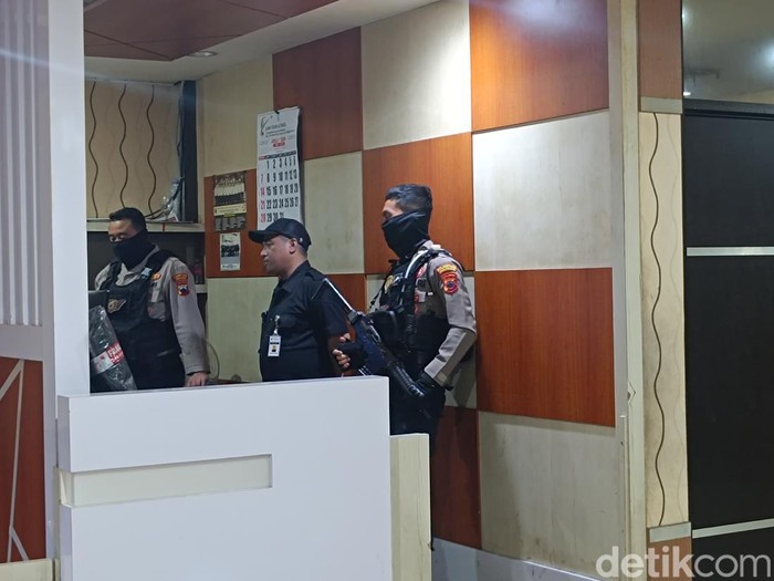 Petugas menjaga area gedung DPRD Jateng saat KPK melakukan penggeledahan, Kamis (25/7/2024).