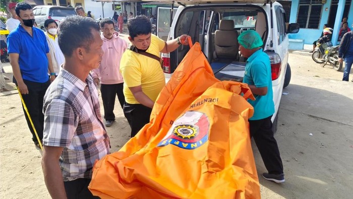 Pihak kepolisian saat mengevakuasi jasad korban. (Foto: Dok. Polsek Bangun)