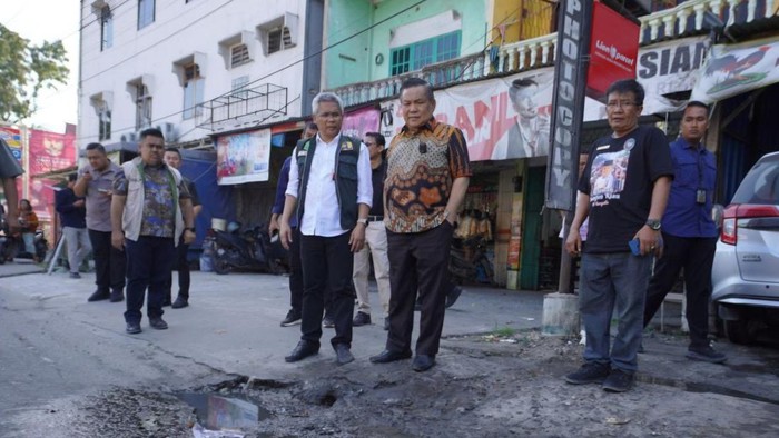 Pj Gubernur Riau meninjau jalan rusak di Pekanbaru (Diskominfotik Riau)