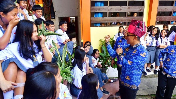 Pj Gubernur Sulsel Zudan Arif Fakrulloh saat memotivasi siswa SMAN 5 Tana Toraja.