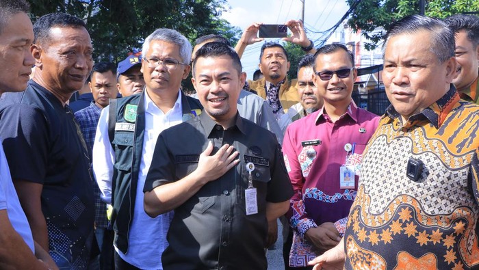 Pj Wali Kota Pekanbaru mendampingi Pj Gubernur SF Hariyanto mengecek jalan rusak. (Foto: Dok Diskominfotik)