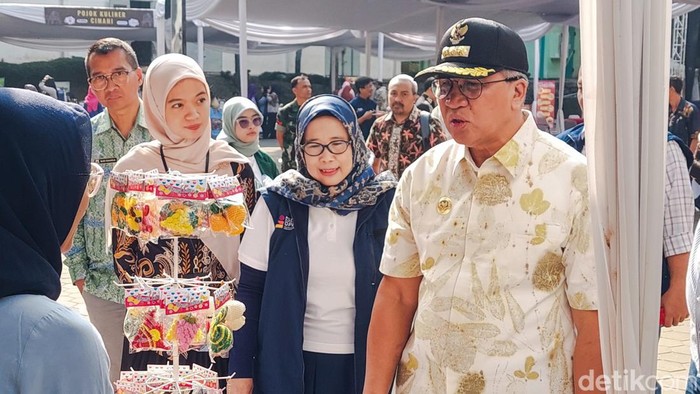 Pj Walkot Cimahi Dicky Saromi tinjau stand UMKM.