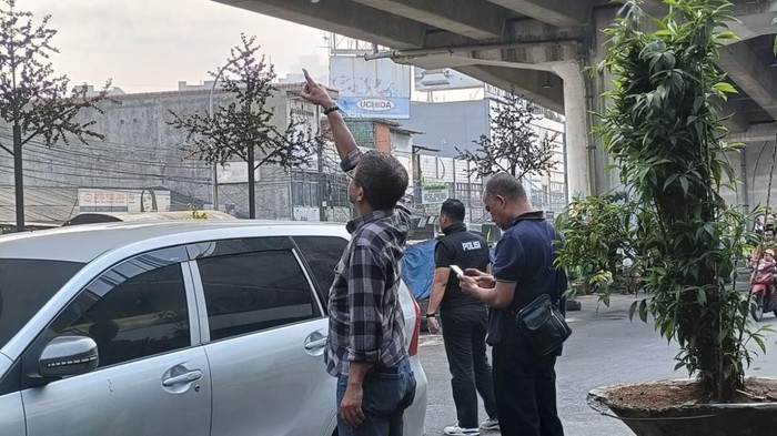 Polisi mengecek lokasi pecahan batu coran Flyover Ciputat, Tangsel yang rontok dan nyaris timpa pengendara motor.