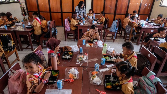 Sejumlah siswa menyantap makanan bergizi gratis saat simulasi program makan siang gratis di SD Negeri Jagalan, Solo, Jawa Tengah, Kamis (25/7/2024). Ratusan siswa dari tiga SD Negeri di Solo yang menjadi sasaran program akan mendapat kiriman makanan bergizi setiap hari selama simulasi fase pertama program makan bergizi gratis berlangsung dari 25 Juli 2024 hingga 8 Agustus 2024. ANTARAFOTO/Maulana Surya/rwa.