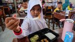 Potret Simulasi Makan Siang Gratis di SD Solo