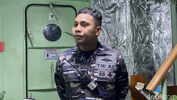 Prajurit TNI AL di KRI Teluk Weda