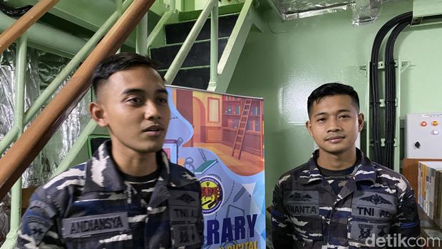 Prajurit TNI AL di KRI Teluk Weda