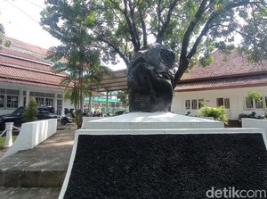 Kisah Batu Letusan Gunung Galunggung yang Terlempar Jauh ke Tasikmalaya