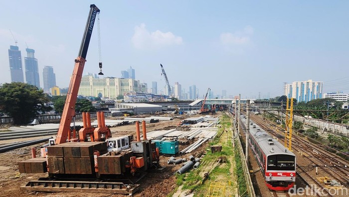 Progres Terkini Proyek Stasiun Baru Tanah Abang yang Ditarget Kelar Akhir 2024 Pembangunan Stasiun Baru Tanah Abang ditargetkan selesai pada akhir 2024. Yuk tengok proges terkini proyek tersebut.