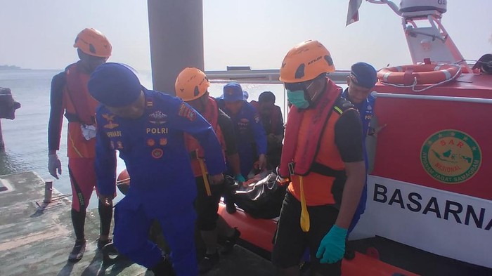 Proses evakuasi korban tenggelam di Tanjungpinang, Kepri. (Dok Basarnas Tanjungpinang)