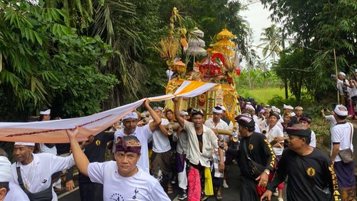 Prosesi tradisi nyelung, tradisi menghaturkan persembahan hasil pertanian warga di Pura Pucak Pausan, Desa Adat Pausan, Desa Buahan Kaja, Kecamatan Payangan, Gianyar, Rabu (24/7/2024). (Istimewa)