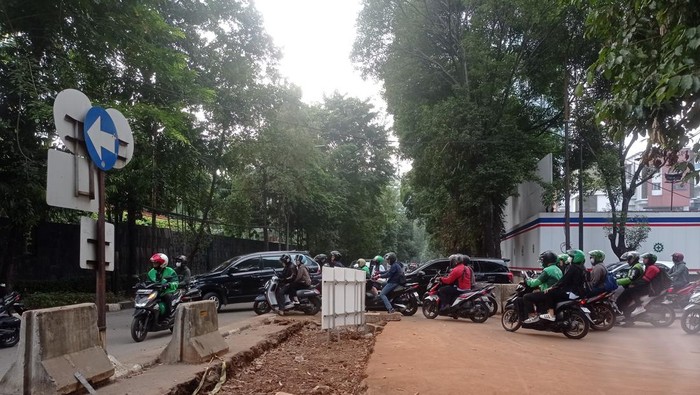 Proyek galian bikin sebagian jalan ditutup di kawasan Kuningan, Jakarta Selatan, sehingga memicu macet (Taufiq/detikcom)