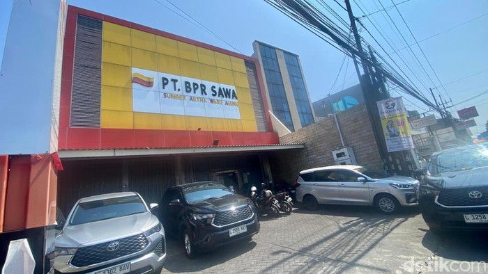 PT BPR Sumber Artha Waru Agung Jalan Raya Wadung Asri, Waru, Sidoarjo