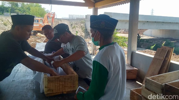 Relokasi Makam Bladon Klaten terdampak tol, Kamis (25/7/2024). Ditemukan kain kafan hingga mangkok yang masih utuh meski terkubur puluhan tahun.