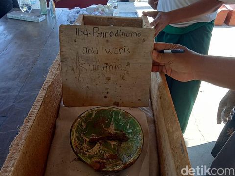 Relokasi Makam Bladon Klaten terdampak tol, Kamis (25/7/2024). Ditemukan kain kafan hingga mangkok yang masih utuh meski terkubur puluhan tahun.