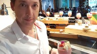 Makan di sebuah hotel bintang lima di Jakarta, Richardo Benito tak ketinggalan dengan dessertnya. Ia mengambil kue cokelat dan strawberry. Foto: Instagram @richardobenito