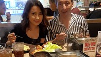 Ada juga keseruan Richardo Benito bersama Jennifer Coppen saat makan di restoran. Mereka menikmati suki dan daging barbeque. Foto: Instagram @richardobenito