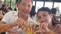 Seperti momen yang satu ini, Richardo Benito mengajak putrinya makan di restoran dan memesan menu kepiting. Mereka pun berpose sambil mengangkat menu tersebut. Foto: Instagram @richardobenito