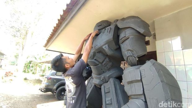 Ropiana menunjukan kostum robot produksinya
