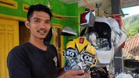 Harga yang ditawarkan untuk 1 kostum robot ini mulai dari Rp 8 juta untuk Hulkbuster, Bumblebee Rp 7 juta dan Optimis Prime Rp 6,5 juta. Ropiana yang dibantu 6 pegawainya mampu menghasilkan 4 sampai 5 kostum dalam sebulan.