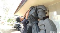 Ropiana mengaku kostum robot pesanannya pernah dipesan oleh orang Qatar untuk sebuah kegiatan pameran. Namun karena ongkosnya mahal, kostum itu pertamanya dikirim ke Malaysia, kemudian oleh pemesannya dibawa ke Qatar. 